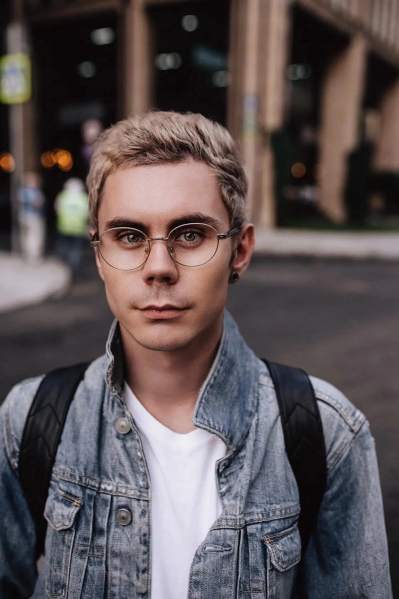 File:Smartmanwithglasses.png